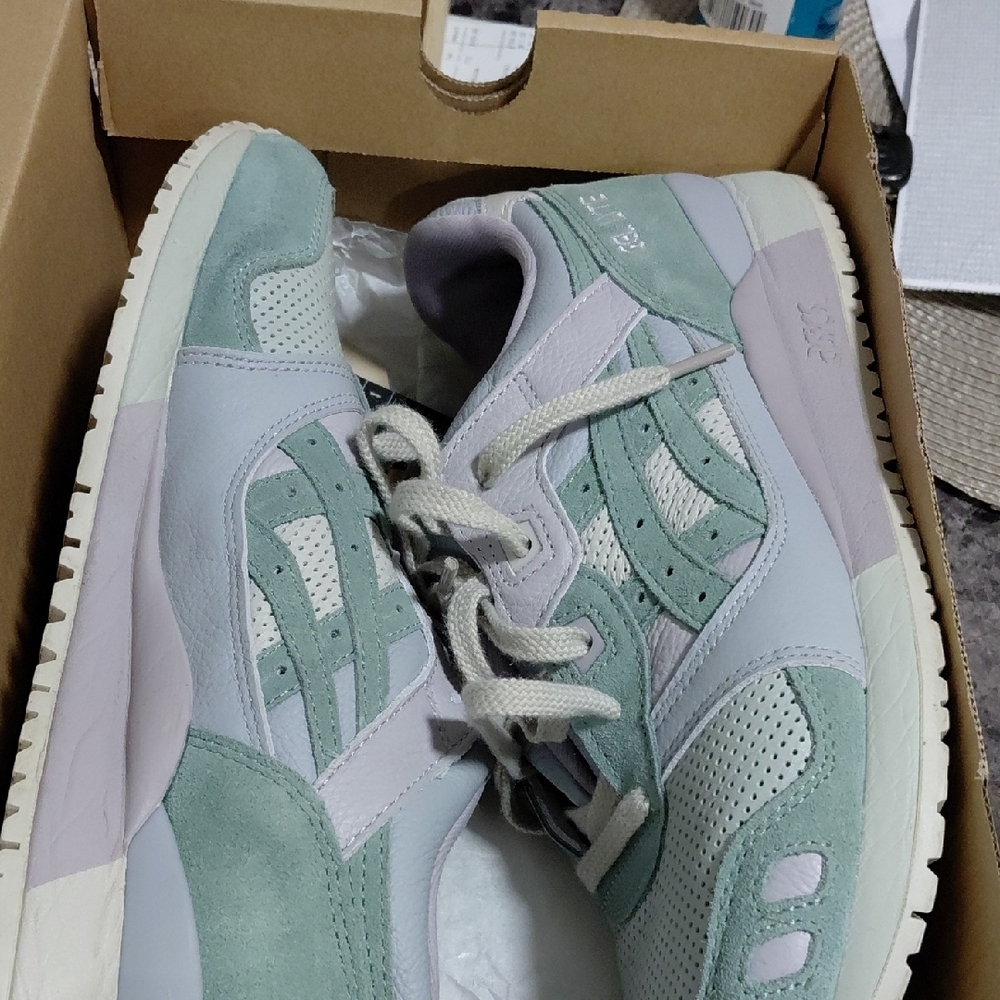 ASICS Gel-Lyte III OG in Light Sage and Slate Grey - Picture 2 of 16